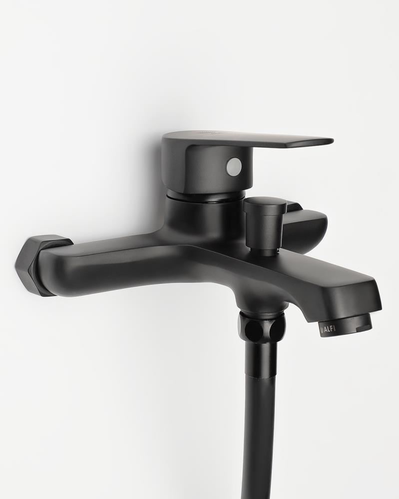 Смеситель для ванны/душа Orange Loop M26-100b с душевым набором Смеситель для ванны/душа Orange Loop M26-100b с душевым набором