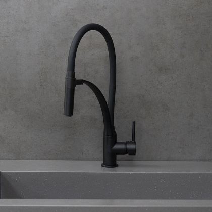 Смеситель для кухни с гибким изливом, высота излива 18 см, длина 22 см, черный