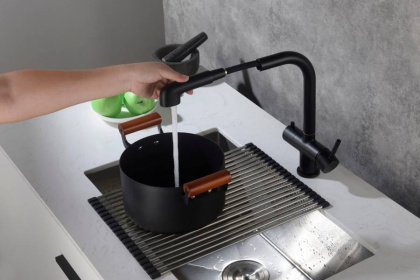 Смеситель Timo Saona 2346/03FL для кухни с подключением фильтра и выдвижной лейкой, черный матовый