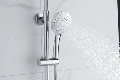 Смеситель Rossinka RS45-46 для ванны с регулируемой высотой штанги и лейкой "Тропический дождь" Смеситель Rossinka RS45-46 для ванны с регулируемой высотой штанги и лейкой "Тропический дождь"