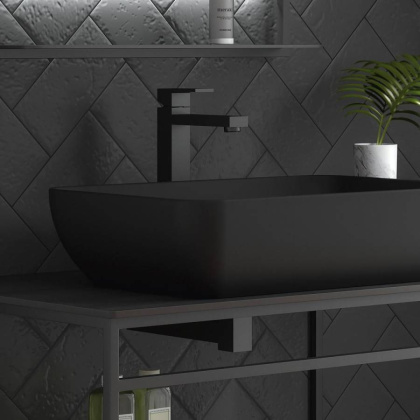 Гибкая подводка, комллект креплений, инструкция по монтажу, гарантийный талон.