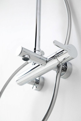 LEAF-CVDA-30-BIO Душевая стойка телескопическая, с изливом с верхним и ручным душем Исполнение: Белый матовый  LEAF-CVDA-30-BIO Душевая стойка телескопическая, с изливом с верхним и ручным душем Исполнение: Белый матовый