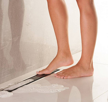 13000293 Линейный трап 650 мм CONFLUO PREMIUM WITH BLACK GLASS LINE , двухсторонняя модель Исполнение: черное стекло/ матовый хром без перфорации, рамка - матовый хром 