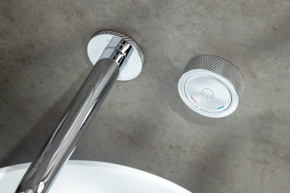 Смеситель автоматический для раковины из стены на 2 отв. TECH ХРОМ