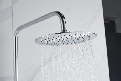 Смеситель Rossinka RS45-46 для ванны с регулируемой высотой штанги и лейкой "Тропический дождь" Смеситель Rossinka RS45-46 для ванны с регулируемой высотой штанги и лейкой "Тропический дождь"